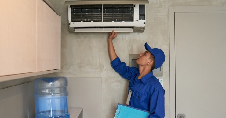 Un tecnico al lavoro su un condizionatore