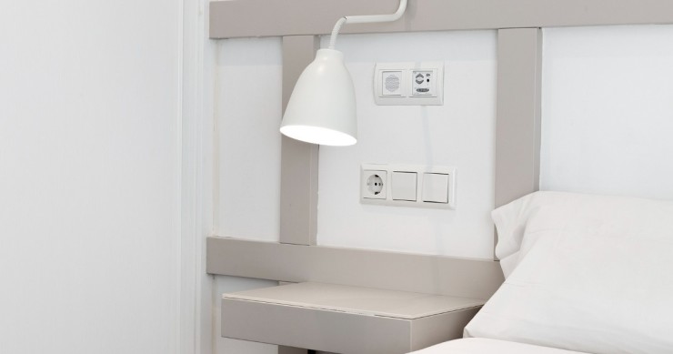Presa elettrica vicino a un letto
