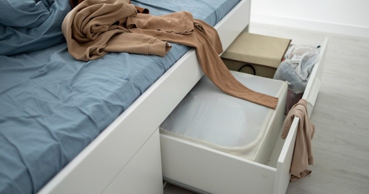 Un letto con cassetti integrati nella base