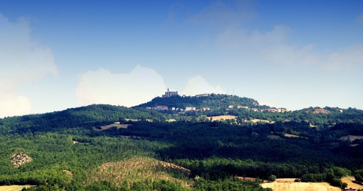 Il monte Castellaro con Groppallo, frazione di Farini