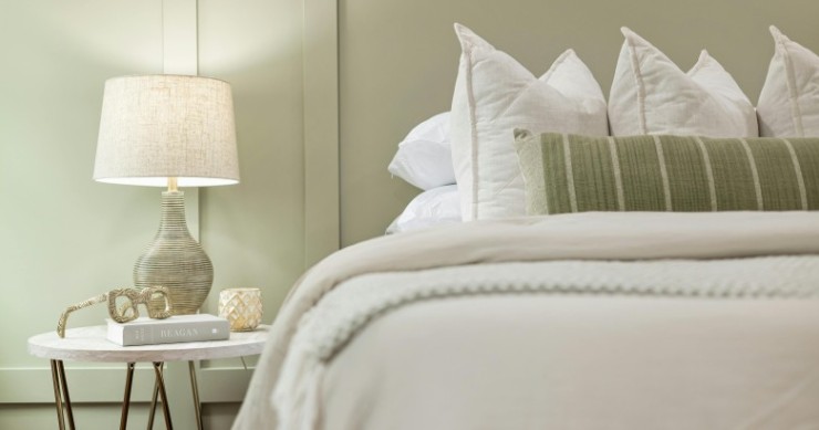 Camera da letto in verde tenue