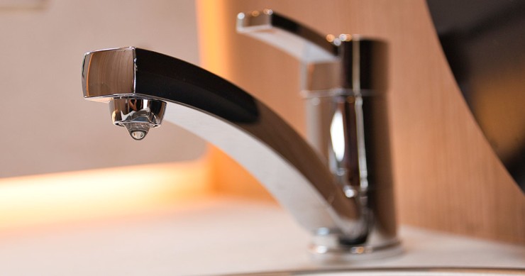 Rubinetto del condominio senz'acqua