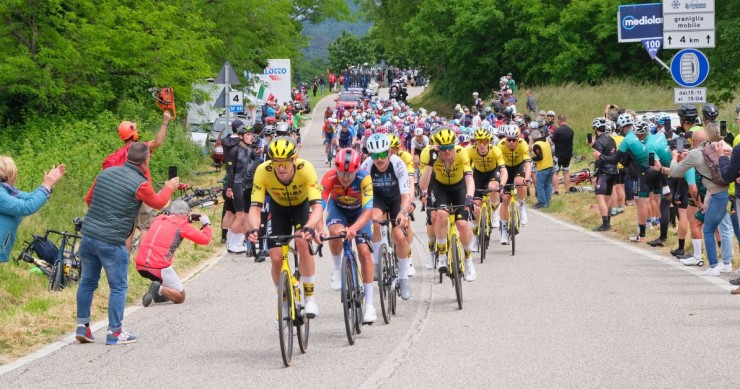 Un momento del Giro d'Italia 2025 