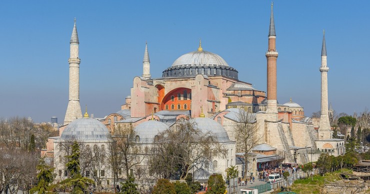 La basilica di Santa Sofia, oggi moschea, è uno dei simboli della città