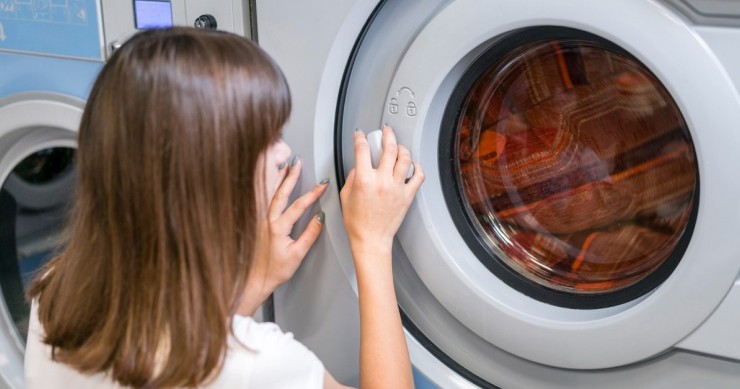 Chiusura dell'oblò di una lavatrice