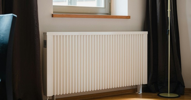 Un termosifone bianco in una stanza