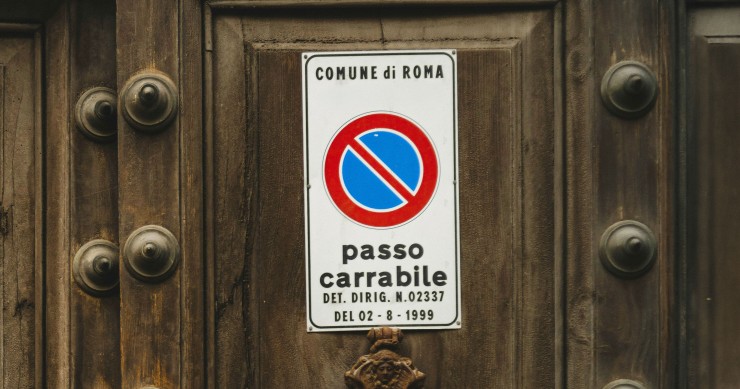 Passo carrabile affisso su una porta