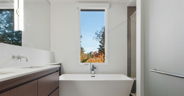 Un bagno con vasca sotto la finestra