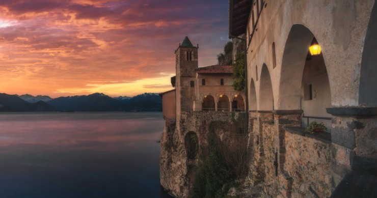 L’eremo sospeso sul Lago Maggiore: orari, costi e perché vale