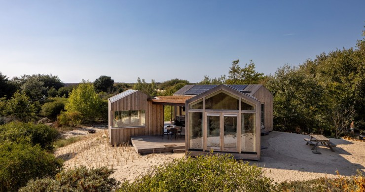 La Duinhuis o Casa de las dunas está situada sobre las dunas de Ouddorp, en la isla de Goeree-Overflakkee. 