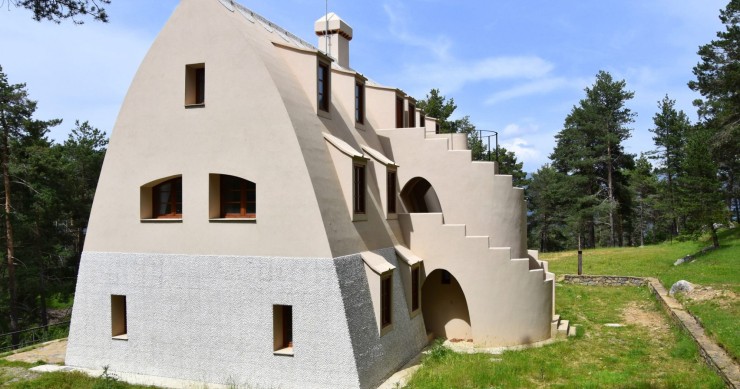 Lo Xalet del Catllaràs fu costruito tra il 1901 e il 1908 per ospitare gli ingegneri incaricati dell'installazione delle miniere di carbone nella zona