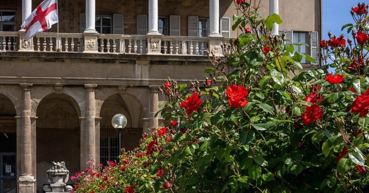 La facciata di Villa Simonetta con un cespuglio di fiori rossi