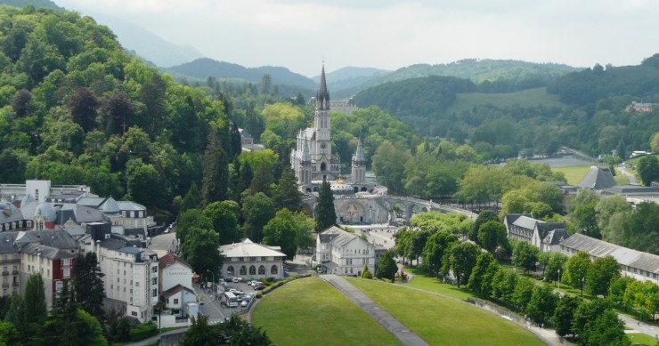 La basilica principale di Lourdes del culto mariano