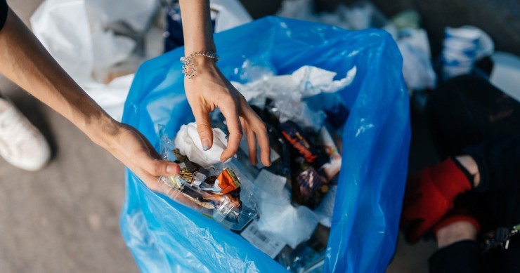 Un sacco di rifiuti aperto