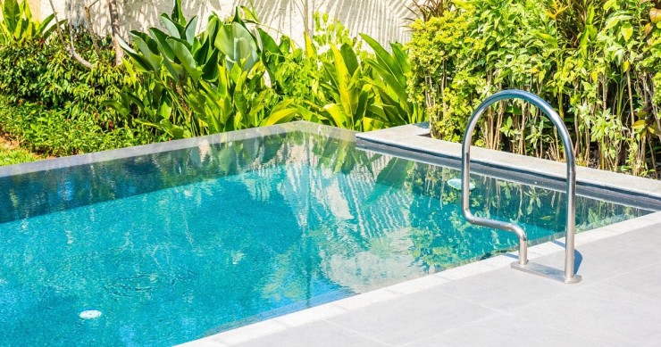 Una piscina con acqua limpida