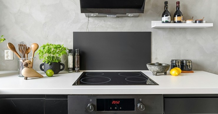 Una cucina con piano a induzione