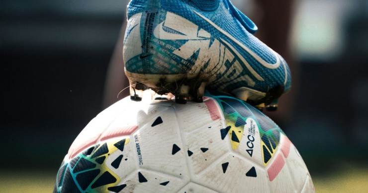 scarpa da calcio su pallone 