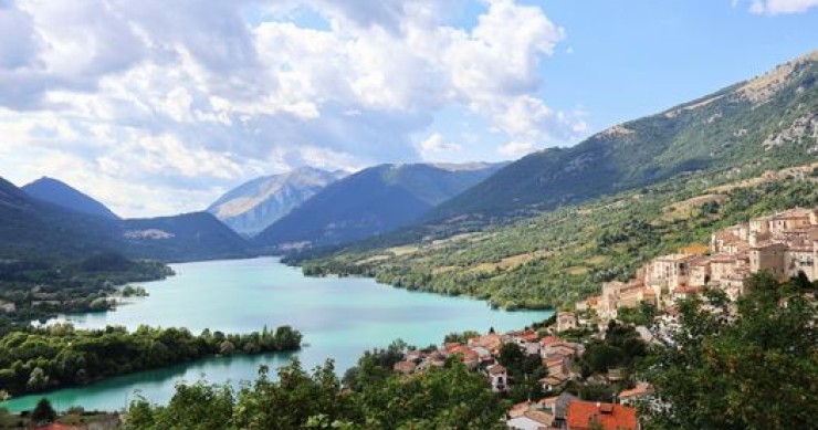 Abruzzo, il borgo dei cervi tra le case: guida a Villetta Barrea