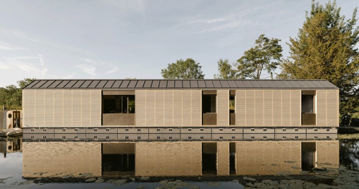 La Float House es un hogar para una familia de cuatro miembros ubicada en el canal Grand Union, al noroeste de Londres.