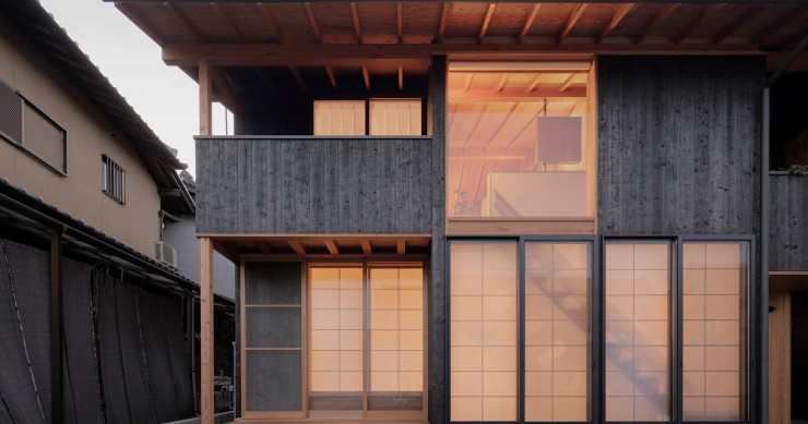 La casa a Saidera, Osaka, Giappone, è stata progettata per una famiglia di cinque persone