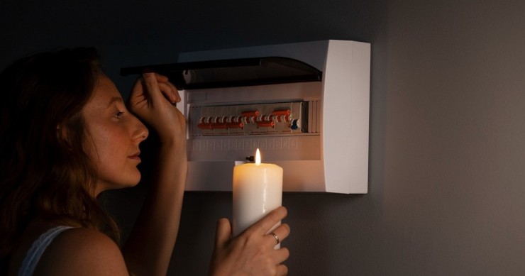 Donna controlla il contatore durante un blackout