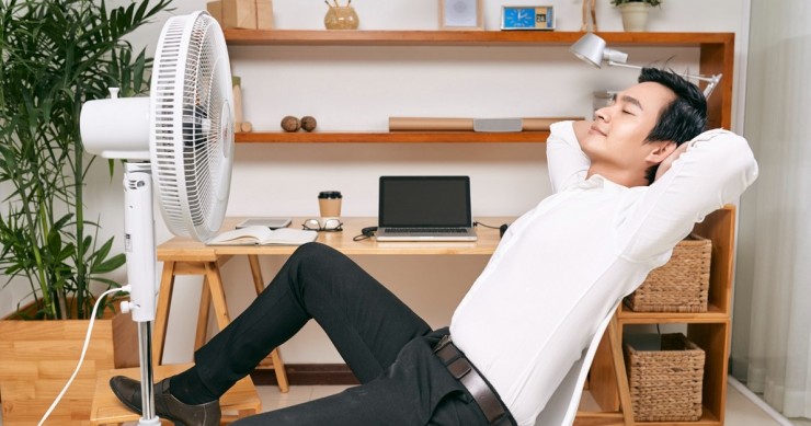 Uomo si rilassa davanti al ventilatore