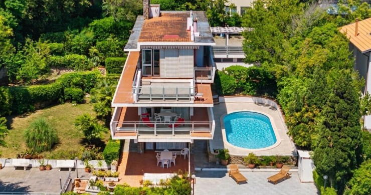 ville vista mare con piscina