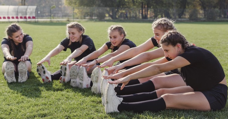Squadra femminile che esegue esercizi di riscaldamento