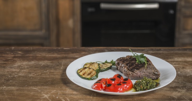 filetto di manzo cotto sul piano della cucina