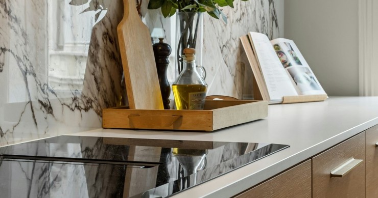 Cucina moderna con piano aspirante
