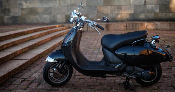 parcheggiare moto sul marciapiede