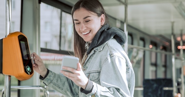 Ragazza paga il trasporto pubblico con metodo contactless