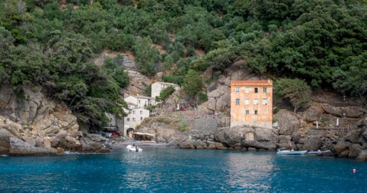 San Fruttuoso, la baia senza auto: abbazia sul mare e statua sommersa