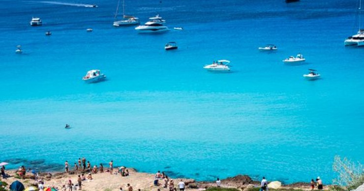 Favignana, l’isola siciliana dove l’acqua disegna le ombre