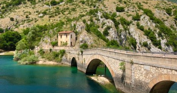 L’acqua è verde smeraldo: il segreto del Lago di San Domenico