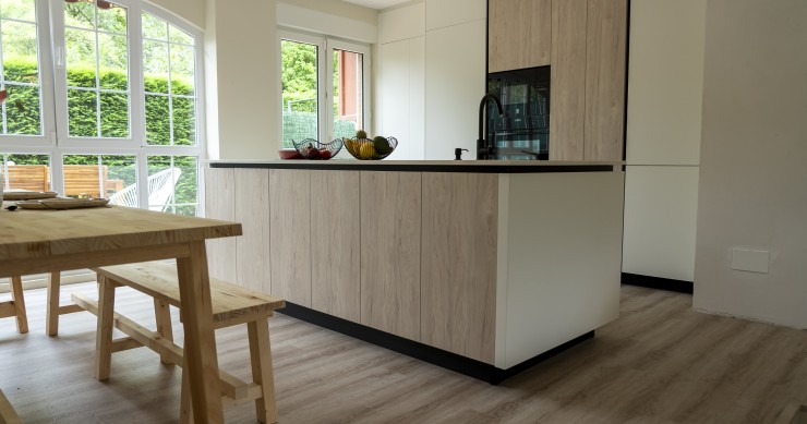 Cucina con mobili in legno chiaro