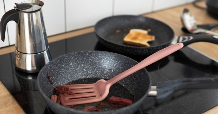 Caffettiera e padelle su piano a induzione