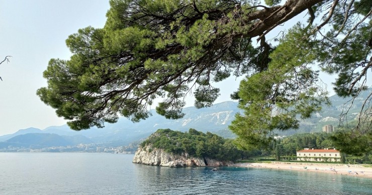 Una spiaggia di Sveti Stefan, in Montenegro