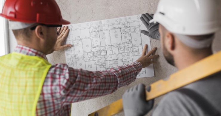 Primo piano di professionisti che esaminano un progetto edile 