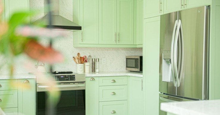 cucina verde con carta da parati 