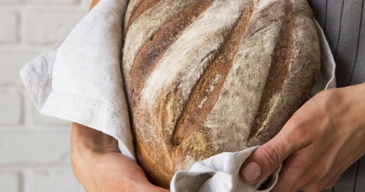 donna che regge pane fresco 