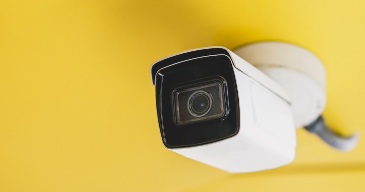 Telecamera di sicurezza moderna installata vicino alla porta d'ingresso di un condominio