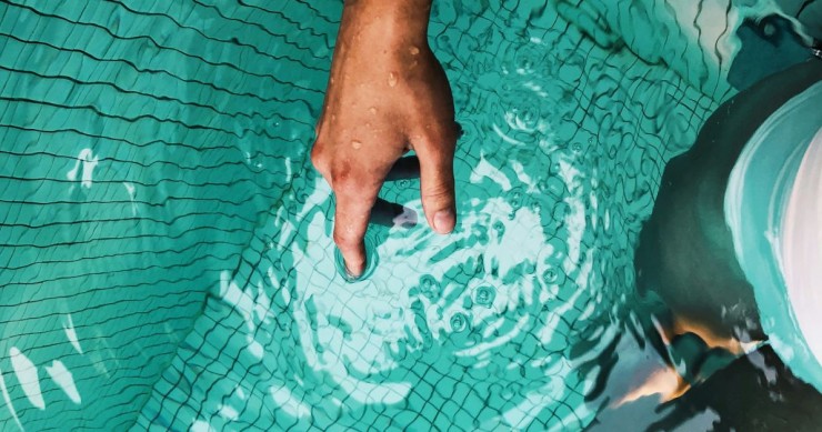 mano di una persona in piscina 