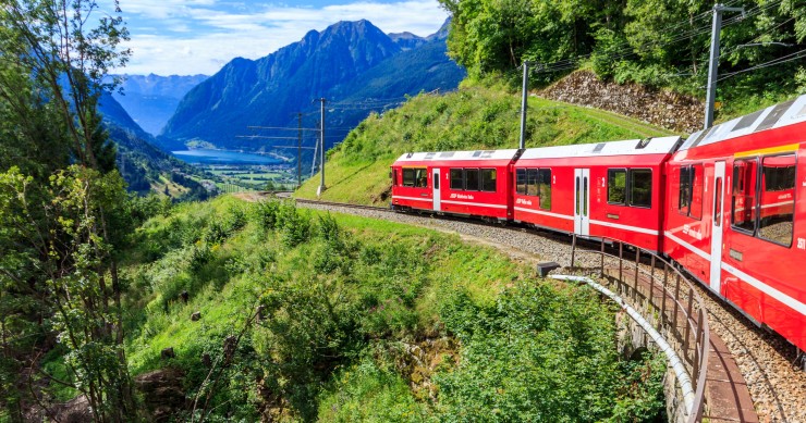 Tren în munți