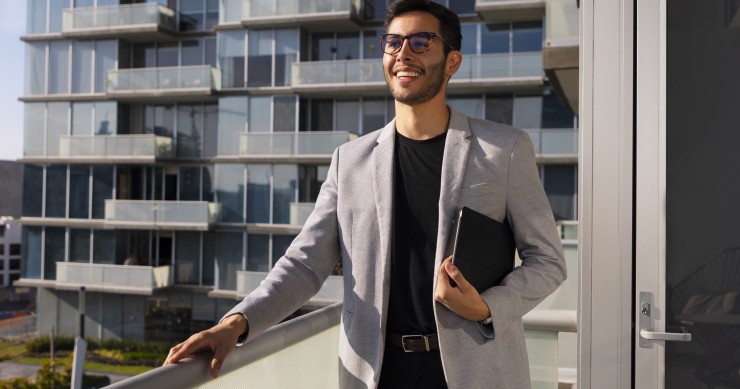 uomo davanti a palazzo