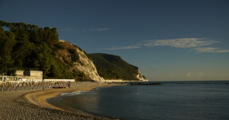 Marche, la baia tra le falesie che sussurra una città sommersa