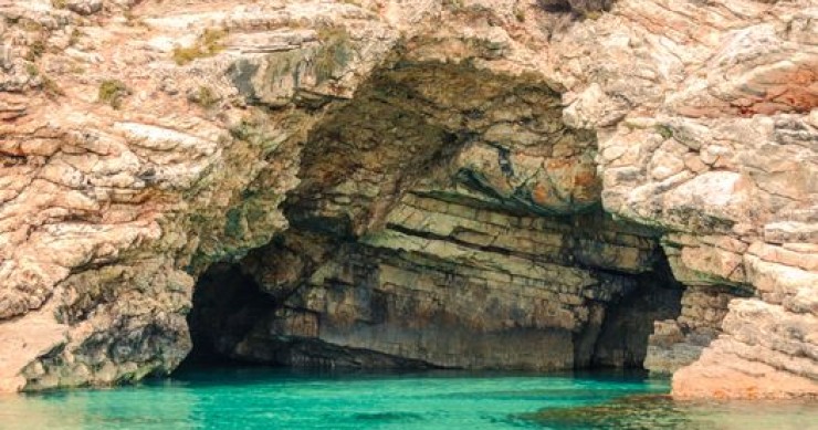 Palmarola segreta: niente negozi, solo grotte e mare blu