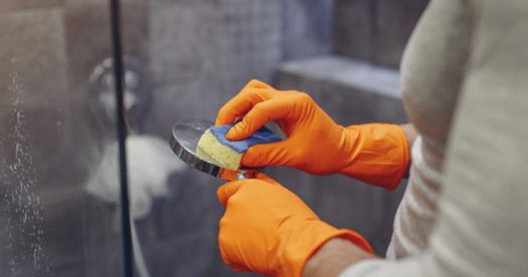Doccia fiacca? Il trucco dell’acido citrico che sblocca il getto