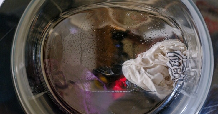 Lavatrice con acqua e panni ancora nel cestello