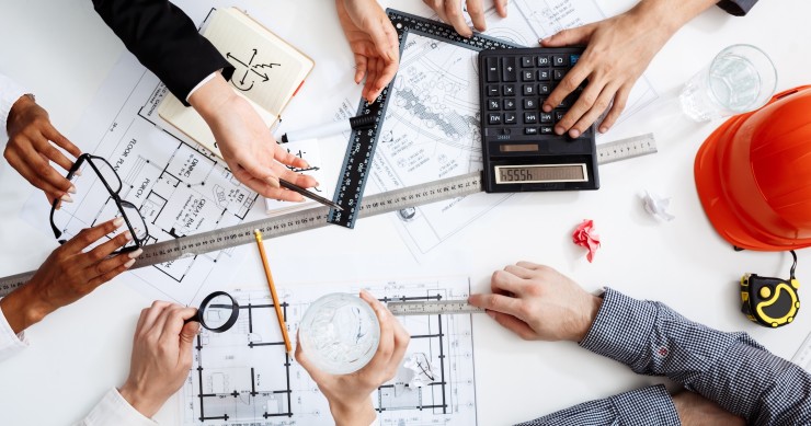Architetto e avvocato esaminano i progetti di costruzione di un edificio